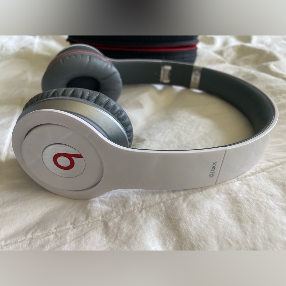 White Beats Solo wired, great condition